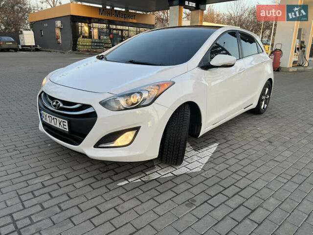 Белый Хендай Элантра, объемом двигателя 1.8 л и пробегом 109 тыс. км за 8250 $, фото 3 на Automoto.ua