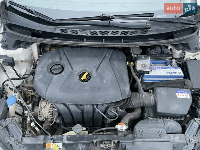 Білий Хендай Елантра, об'ємом двигуна 1.8 л та пробігом 143 тис. км за 8600 $, фото 32 на Automoto.ua