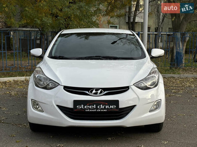 Хендай Элантра 2012 в Николаеве на Automoto.ua Белый Хендай Элантра, объемом двигателя 1.59 л и пробегом 192 тыс. км за 9499 $, фото 6 на Automoto.ua