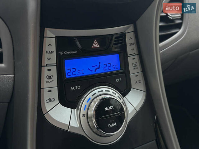 Хендай Элантра 2012 в Николаеве на Automoto.ua Белый Хендай Элантра, объемом двигателя 1.59 л и пробегом 192 тыс. км за 9499 $, фото 15 на Automoto.ua