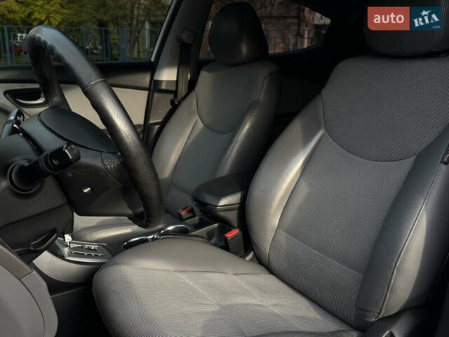 Хендай Элантра 2012 в Николаеве на Automoto.ua Белый Хендай Элантра, объемом двигателя 1.59 л и пробегом 192 тыс. км за 9499 $, фото 9 на Automoto.ua