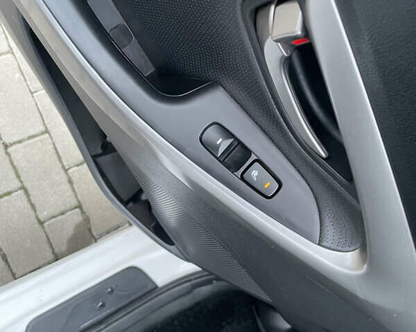 Білий Хендай Елантра, об'ємом двигуна 1.8 л та пробігом 143 тис. км за 8600 $, фото 31 на Automoto.ua
