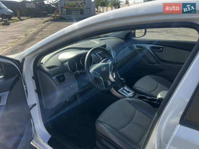 Хендай Элантра 2012 в Днепре (Днепропетровске) на Automoto.ua Белый Хендай Элантра, объемом двигателя 1.59 л и пробегом 140 тыс. км за 9000 $, фото 7 на Automoto.ua