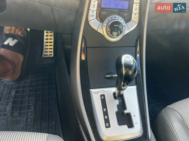 Хендай Элантра 2012 в Днепре (Днепропетровске) на Automoto.ua Белый Хендай Элантра, объемом двигателя 1.59 л и пробегом 140 тыс. км за 9000 $, фото 11 на Automoto.ua