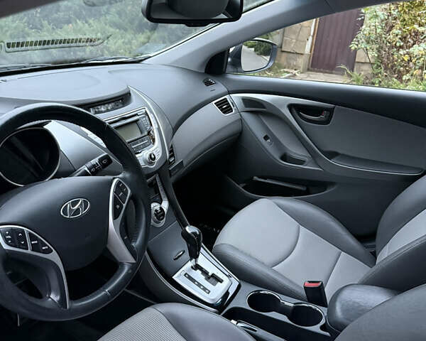 Белый Хендай Элантра, объемом двигателя 1.59 л и пробегом 66 тыс. км за 13000 $, фото 5 на Automoto.ua