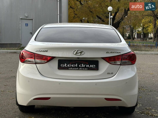 Хендай Элантра 2012 в Николаеве на Automoto.ua Белый Хендай Элантра, объемом двигателя 1.59 л и пробегом 192 тыс. км за 9499 $, фото 7 на Automoto.ua