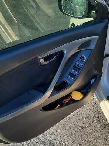 Хендай Элантра 2012 в Виннице на Automoto.ua Белый Хендай Элантра, объемом двигателя 1.8 л и пробегом 128 тыс. км за 8200 $, фото 4 на Automoto.ua