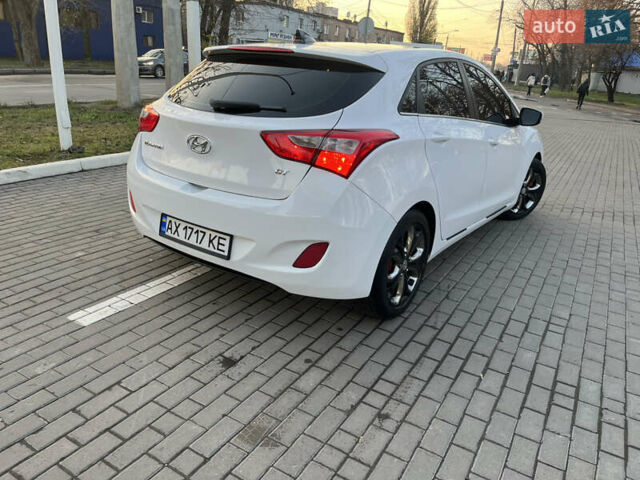 Белый Хендай Элантра, объемом двигателя 1.8 л и пробегом 109 тыс. км за 8250 $, фото 6 на Automoto.ua