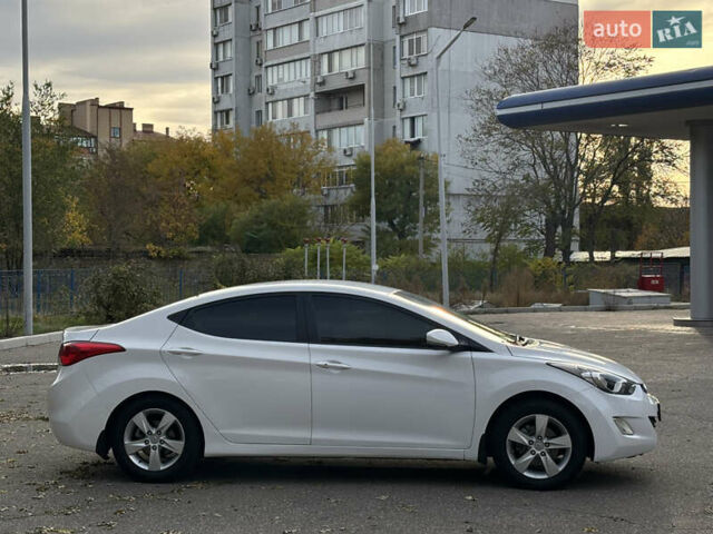 Хендай Элантра 2012 в Николаеве на Automoto.ua Белый Хендай Элантра, объемом двигателя 1.59 л и пробегом 192 тыс. км за 9499 $, фото 4 на Automoto.ua