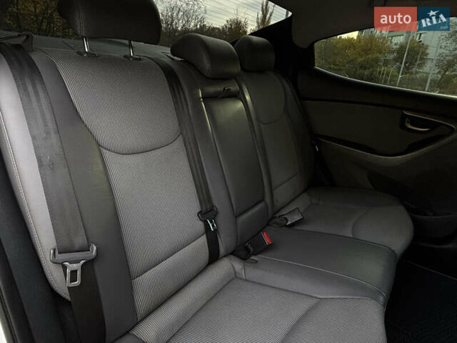 Хендай Элантра 2012 в Николаеве на Automoto.ua Белый Хендай Элантра, объемом двигателя 1.59 л и пробегом 192 тыс. км за 9499 $, фото 19 на Automoto.ua