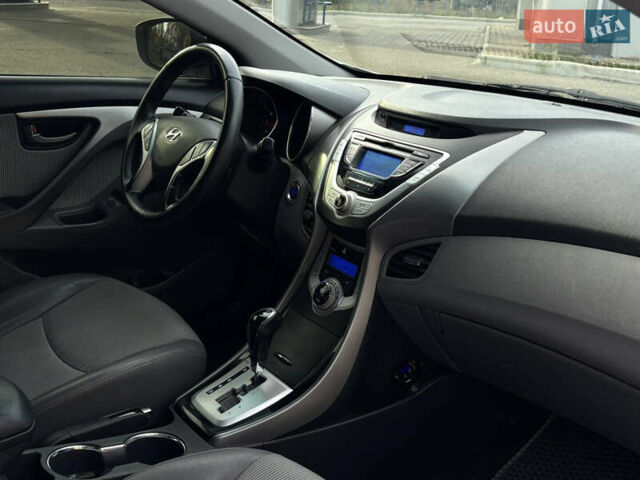 Хендай Элантра 2012 в Николаеве на Automoto.ua Белый Хендай Элантра, объемом двигателя 1.59 л и пробегом 192 тыс. км за 9499 $, фото 18 на Automoto.ua