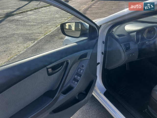 Хендай Элантра 2012 в Днепре (Днепропетровске) на Automoto.ua Белый Хендай Элантра, объемом двигателя 1.59 л и пробегом 140 тыс. км за 9000 $, фото 8 на Automoto.ua