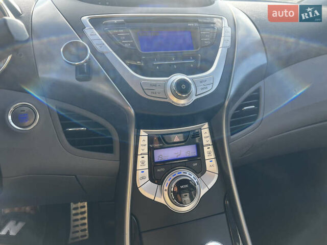 Хендай Элантра 2012 в Днепре (Днепропетровске) на Automoto.ua Белый Хендай Элантра, объемом двигателя 1.59 л и пробегом 140 тыс. км за 9000 $, фото 10 на Automoto.ua