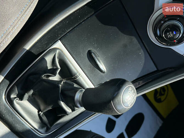 Белый Хендай Элантра, объемом двигателя 1.6 л и пробегом 201 тыс. км за 7300 $, фото 15 на Automoto.ua