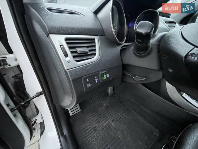 Білий Хендай Елантра, об'ємом двигуна 1.8 л та пробігом 143 тис. км за 8600 $, фото 27 на Automoto.ua