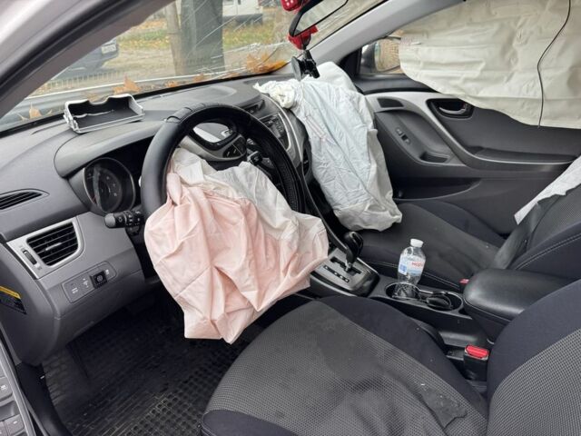 Білий Хендай Елантра, об'ємом двигуна 1.8 л та пробігом 155 тис. км за 4500 $, фото 10 на Automoto.ua