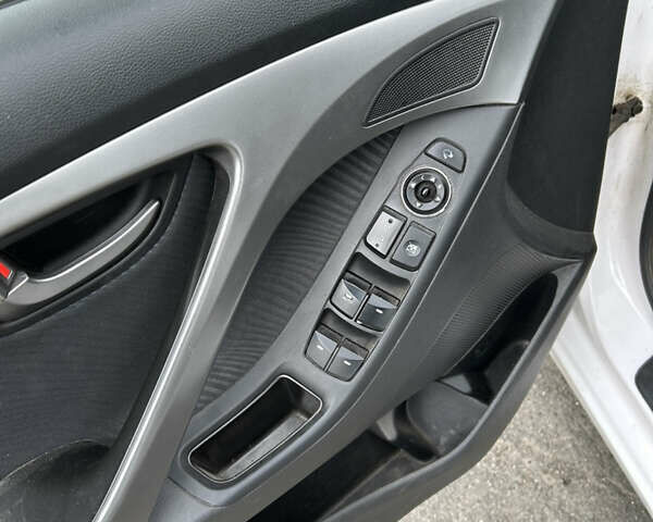 Белый Хендай Элантра, объемом двигателя 1.8 л и пробегом 110 тыс. км за 7500 $, фото 7 на Automoto.ua