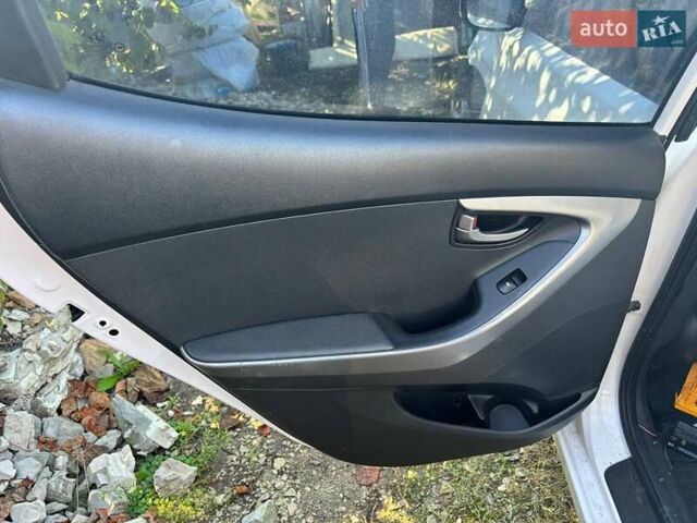 Белый Хендай Элантра, объемом двигателя 1.59 л и пробегом 194 тыс. км за 4000 $, фото 18 на Automoto.ua