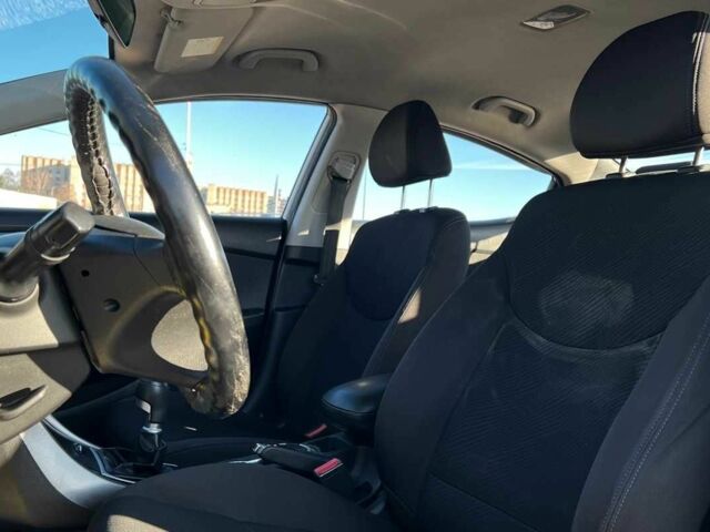 Білий Хендай Елантра, об'ємом двигуна 1.6 л та пробігом 201 тис. км за 7300 $, фото 6 на Automoto.ua