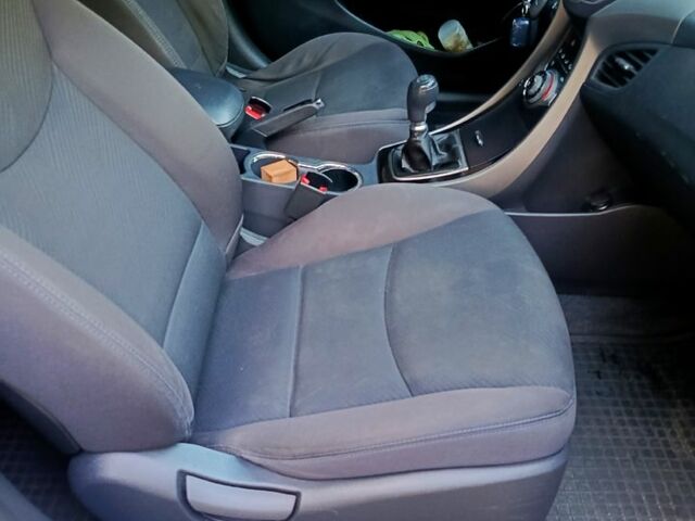 Білий Хендай Елантра, об'ємом двигуна 1.6 л та пробігом 246 тис. км за 7500 $, фото 2 на Automoto.ua