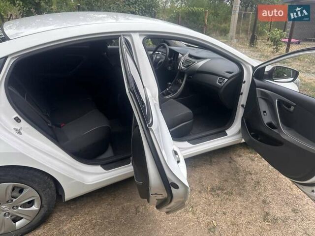 Хендай Элантра 2013 в Днепре (Днепропетровске) на Automoto.ua Белый Хендай Элантра, объемом двигателя 1.59 л и пробегом 290 тыс. км за 8200 $, фото 9 на Automoto.ua