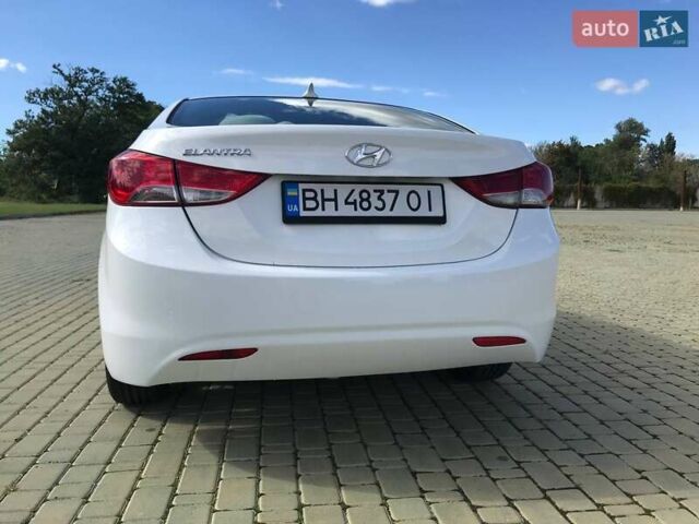 Хендай Элантра 2013 в Одессе на Automoto.ua Белый Хендай Элантра, объемом двигателя 1.8 л и пробегом 290 тыс. км за 9000 $, фото 2 на Automoto.ua