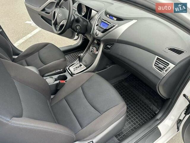 Білий Хендай Елантра, об'ємом двигуна 1.59 л та пробігом 107 тис. км за 9700 $, фото 12 на Automoto.ua