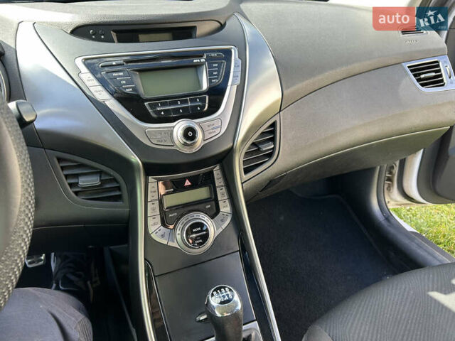 Белый Хендай Элантра, объемом двигателя 1.8 л и пробегом 110 тыс. км за 7500 $, фото 9 на Automoto.ua