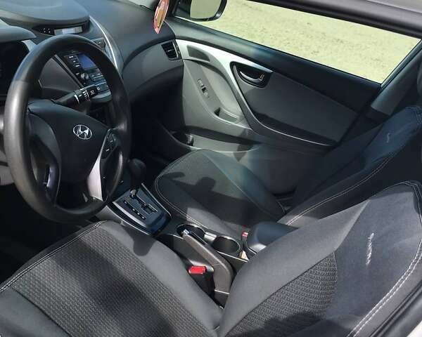 Хендай Элантра 2013 в Одессе на Automoto.ua Белый Хендай Элантра, объемом двигателя 1.8 л и пробегом 290 тыс. км за 9000 $, фото 1 на Automoto.ua