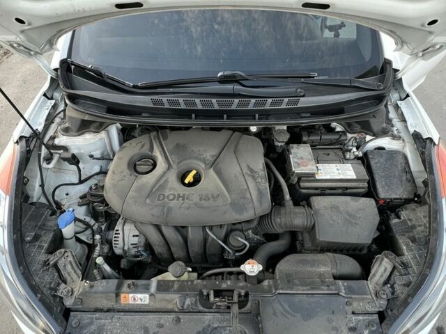 Белый Хендай Элантра, объемом двигателя 1.8 л и пробегом 117 тыс. км за 7900 $, фото 5 на Automoto.ua