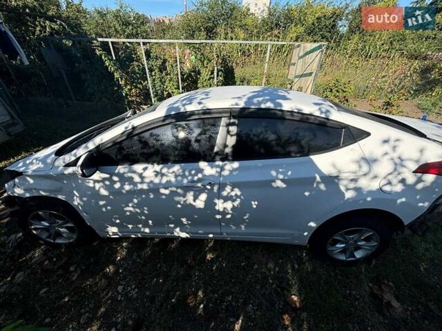 Белый Хендай Элантра, объемом двигателя 1.59 л и пробегом 194 тыс. км за 4000 $, фото 1 на Automoto.ua