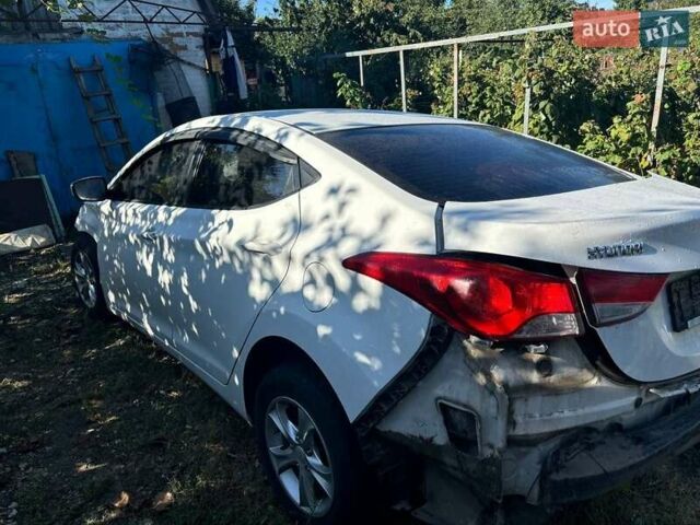 Белый Хендай Элантра, объемом двигателя 1.59 л и пробегом 194 тыс. км за 4000 $, фото 5 на Automoto.ua