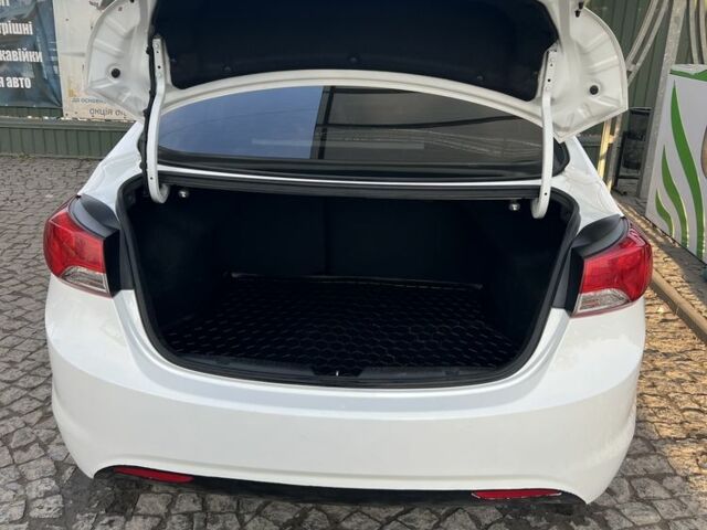 Белый Хендай Элантра, объемом двигателя 1.8 л и пробегом 117 тыс. км за 7900 $, фото 2 на Automoto.ua