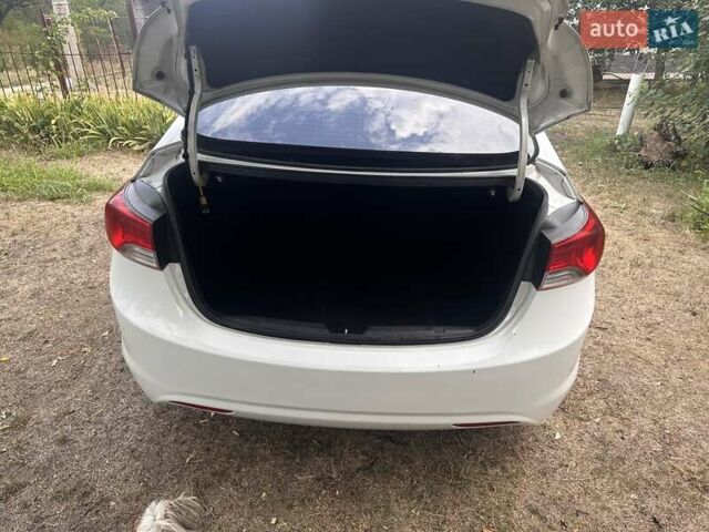 Хендай Элантра 2013 в Днепре (Днепропетровске) на Automoto.ua Белый Хендай Элантра, объемом двигателя 1.59 л и пробегом 290 тыс. км за 8200 $, фото 12 на Automoto.ua