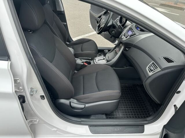 Белый Хендай Элантра, объемом двигателя 1.6 л и пробегом 107 тыс. км за 9700 $, фото 6 на Automoto.ua