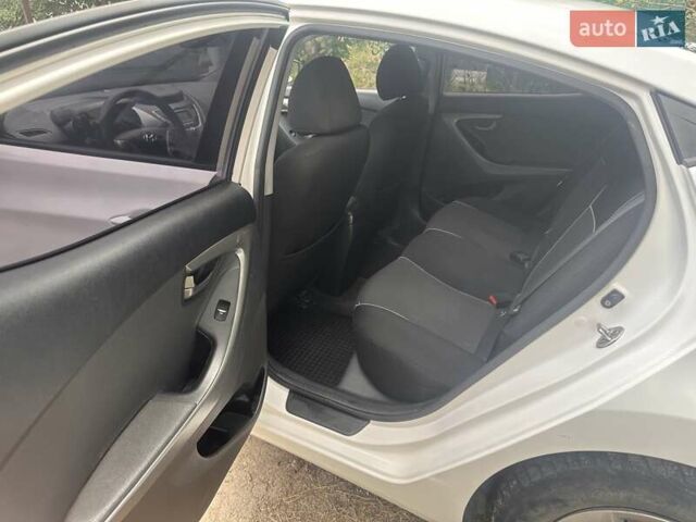 Хендай Элантра 2013 в Днепре (Днепропетровске) на Automoto.ua Белый Хендай Элантра, объемом двигателя 1.59 л и пробегом 290 тыс. км за 8200 $, фото 10 на Automoto.ua