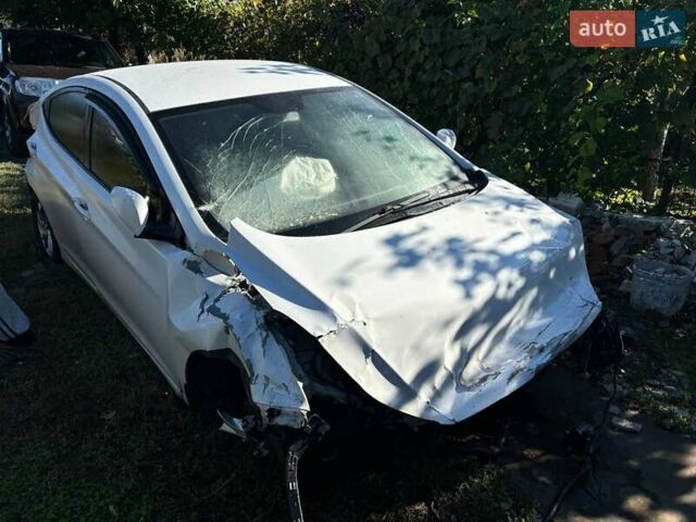 Белый Хендай Элантра, объемом двигателя 1.59 л и пробегом 194 тыс. км за 4000 $, фото 3 на Automoto.ua