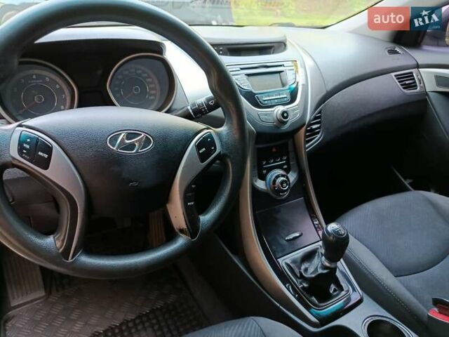 Белый Хендай Элантра, объемом двигателя 1.59 л и пробегом 245 тыс. км за 8000 $, фото 2 на Automoto.ua