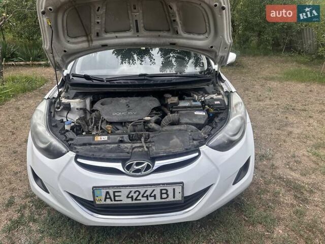 Хендай Элантра 2013 в Днепре (Днепропетровске) на Automoto.ua Белый Хендай Элантра, объемом двигателя 1.59 л и пробегом 290 тыс. км за 8200 $, фото 13 на Automoto.ua