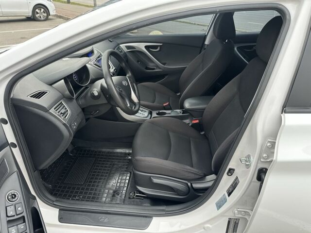 Белый Хендай Элантра, объемом двигателя 1.6 л и пробегом 107 тыс. км за 9700 $, фото 5 на Automoto.ua