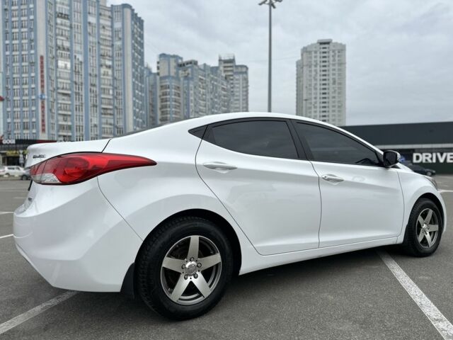 Белый Хендай Элантра, объемом двигателя 1.6 л и пробегом 107 тыс. км за 9700 $, фото 4 на Automoto.ua