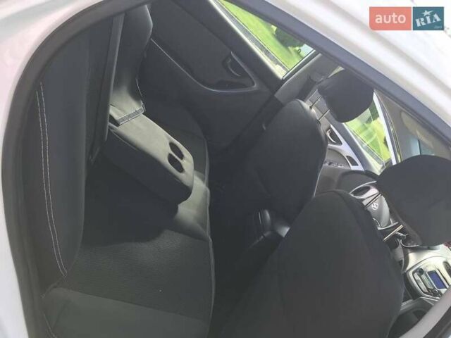 Хендай Элантра 2013 в Одессе на Automoto.ua Белый Хендай Элантра, объемом двигателя 1.8 л и пробегом 290 тыс. км за 9000 $, фото 4 на Automoto.ua