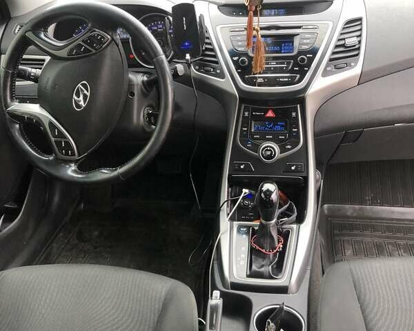 Белый Хендай Элантра, объемом двигателя 1.8 л и пробегом 156 тыс. км за 10300 $, фото 6 на Automoto.ua