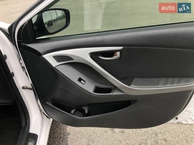 Белый Хендай Элантра, объемом двигателя 1.8 л и пробегом 156 тыс. км за 10300 $, фото 2 на Automoto.ua