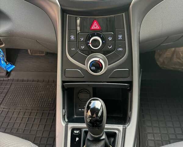Білий Хендай Елантра, об'ємом двигуна 1.8 л та пробігом 155 тис. км за 7400 $, фото 32 на Automoto.ua
