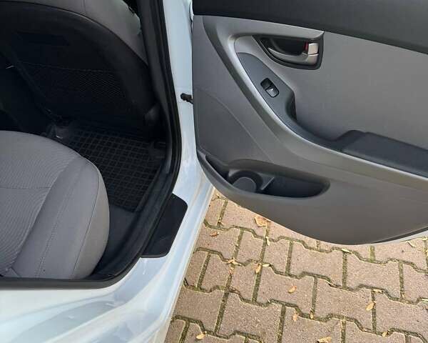 Білий Хендай Елантра, об'ємом двигуна 1.8 л та пробігом 155 тис. км за 7400 $, фото 27 на Automoto.ua