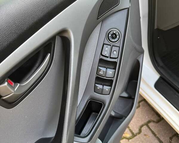 Білий Хендай Елантра, об'ємом двигуна 1.8 л та пробігом 155 тис. км за 7400 $, фото 23 на Automoto.ua