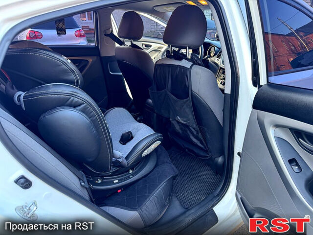 Белый Хендай Элантра, объемом двигателя 1.8 л и пробегом 190 тыс. км за 9850 $, фото 6 на Automoto.ua