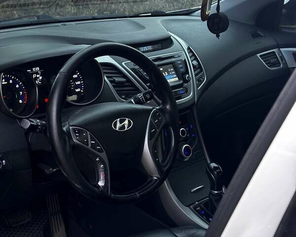 Хендай Елантра 2014 у Сумах на Automoto.ua Білий Хендай Елантра, об'ємом двигуна 1.8 л та пробігом 198 тис. км за 7800 $, фото 5 на Automoto.ua