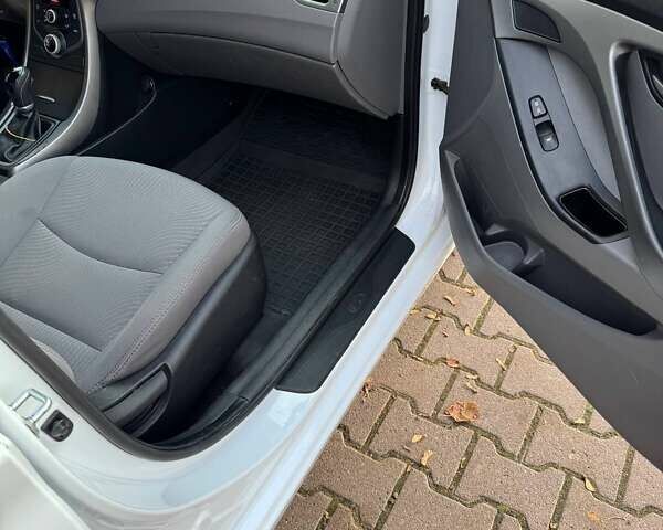 Білий Хендай Елантра, об'ємом двигуна 1.8 л та пробігом 155 тис. км за 7400 $, фото 28 на Automoto.ua